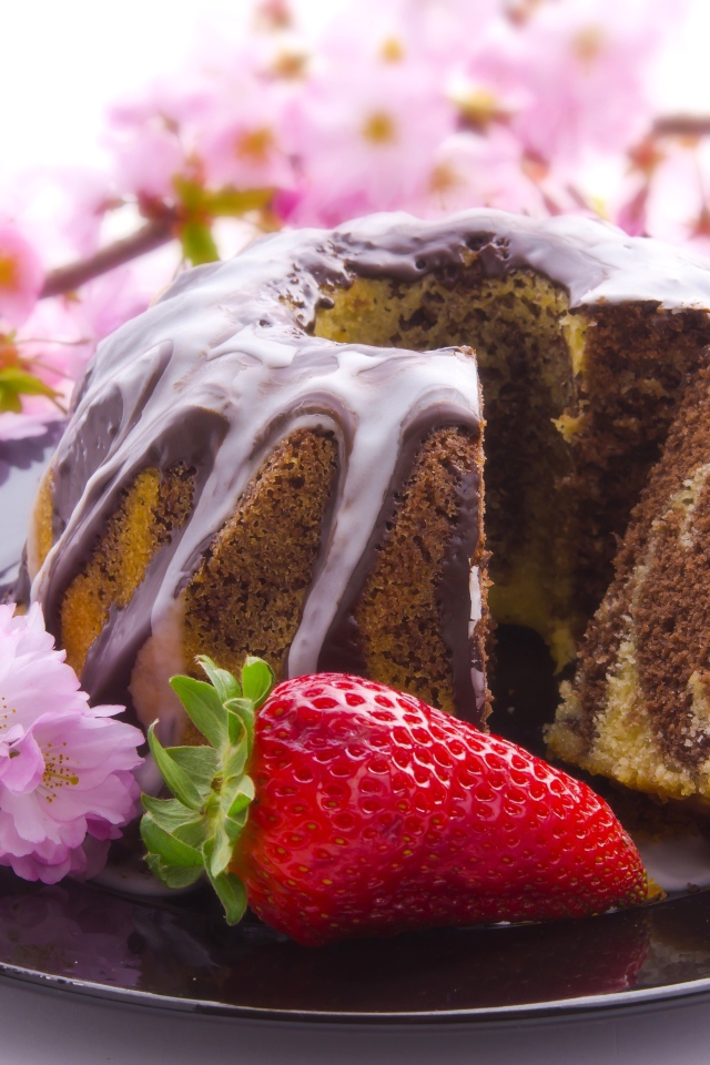 Пирог с шоколадом и клубникой на блюде с розовыми цветами