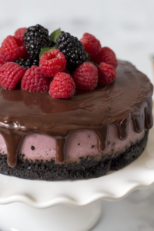 Торт с шоколадом на столе с ягодами черники и малины 