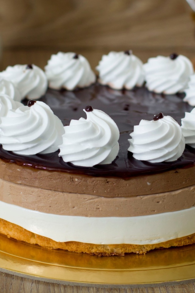 Торт - мусс с шоколадом и безе на столе 