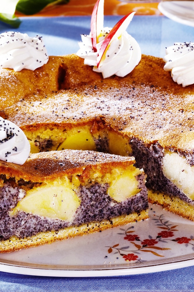 Пирог с маком и яблоками на столе 