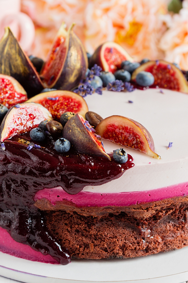 Торт с суфле, джемом, ягодами черники и кусочками инжира