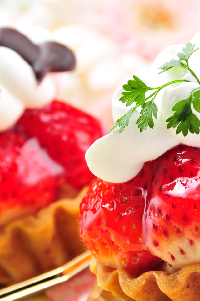 Пирожное с ягодами клубники, сливками и шоколадом