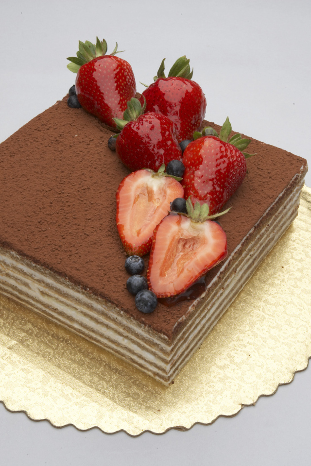 Торт с клубникой и черникой и шоколадом 