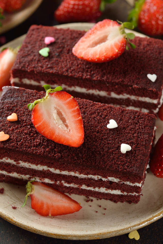 Пирожное с ягодами клубники на столе 