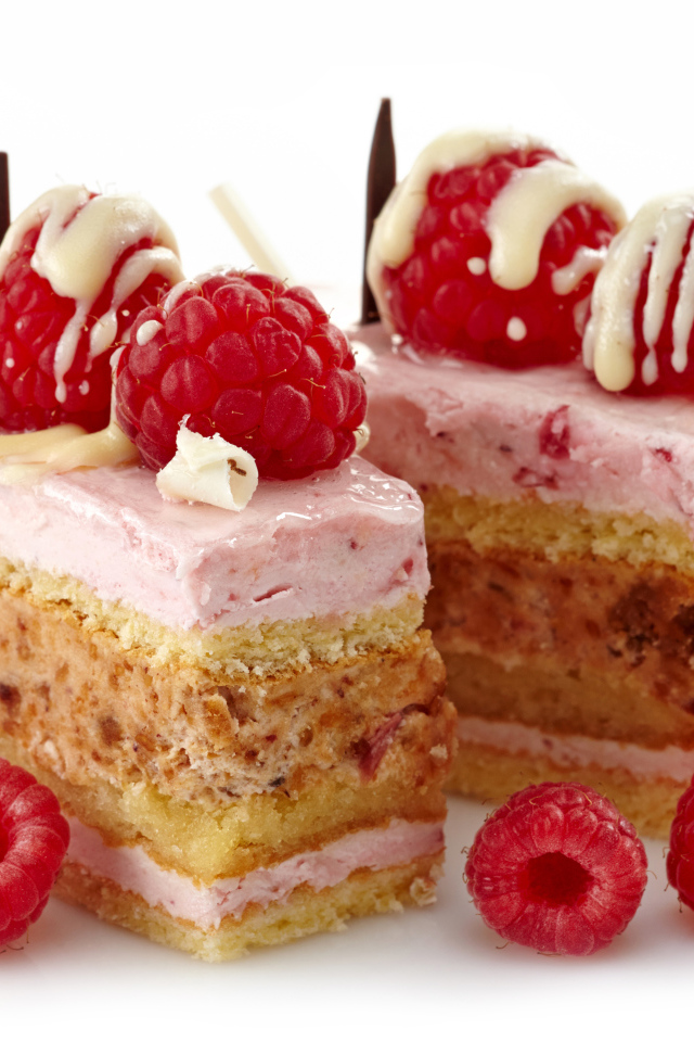 Пирожные с ягодами малины на белом фоне