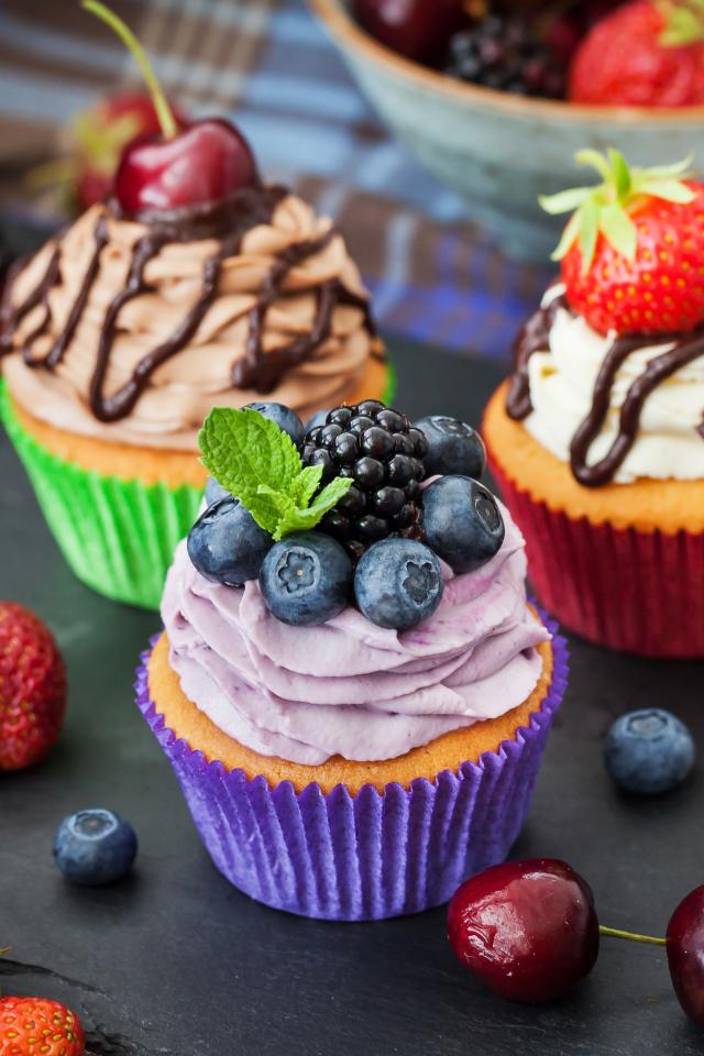 Капкейки с кремом, ягодами черники, клубники, ежевики и черешни