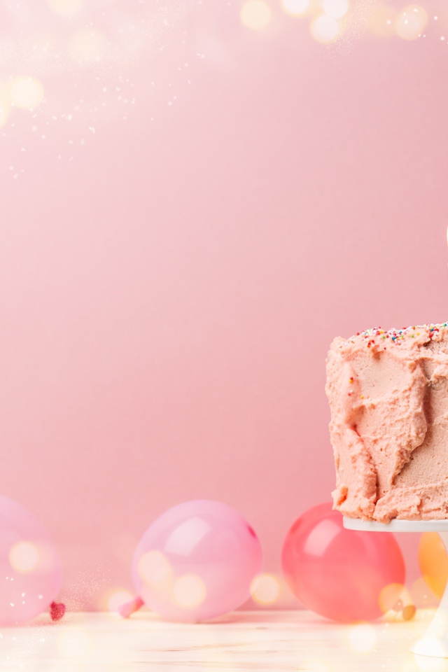 Праздничный торт с воздушными шарами на розовом фоне