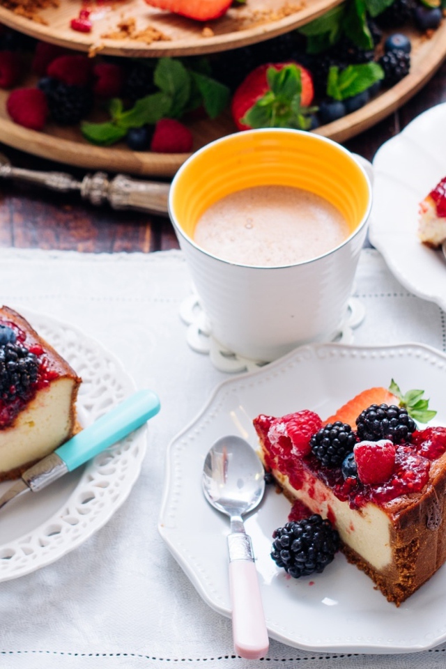 Чизкейк с ягодами на столе с кофе 