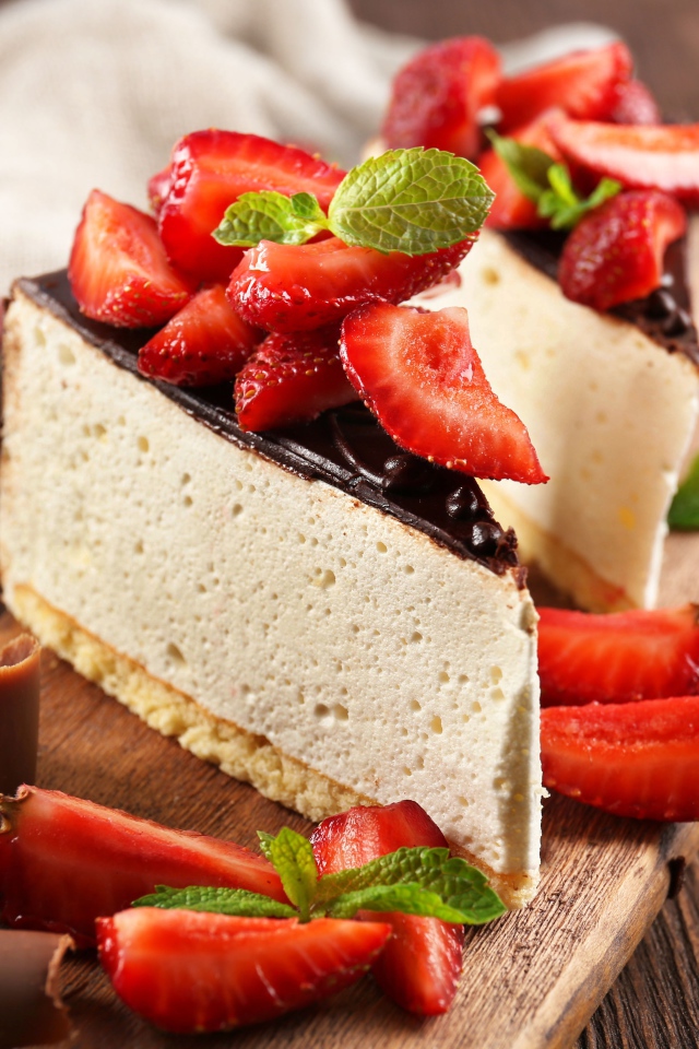 Чизкейк с шоколадом и ягодами клубники 