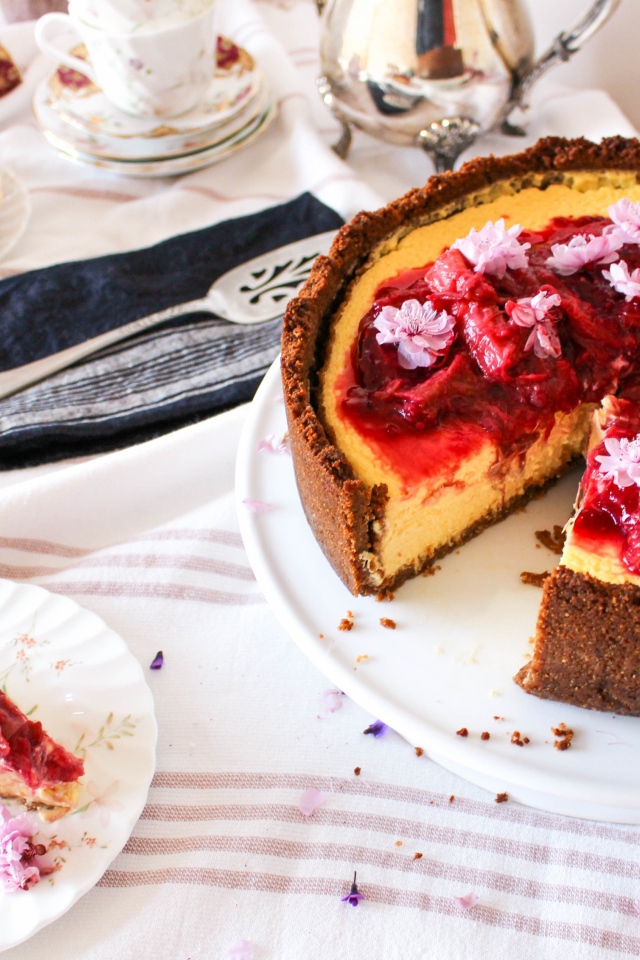 Чизкейк с вареньем на столе 