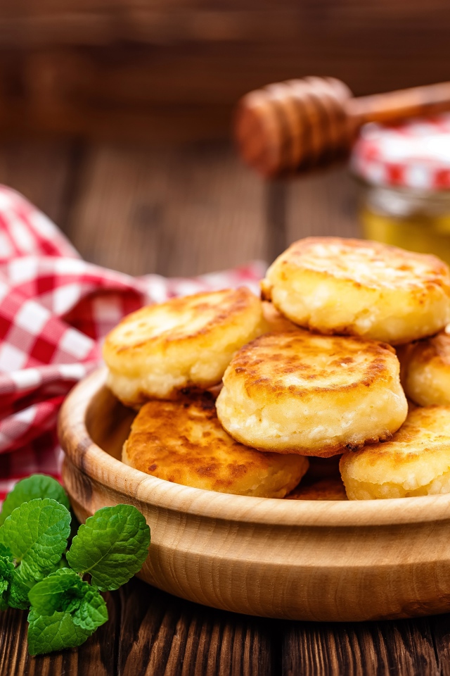 Сырники на столе с медом