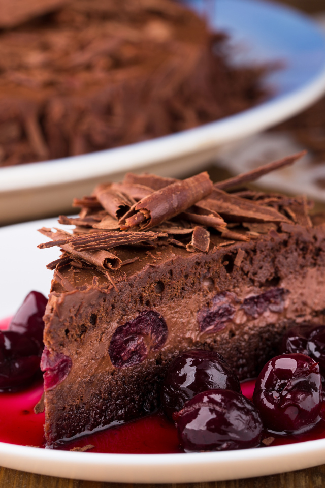 Шоколадный пирог с вишневым вареньем на белой тарелке