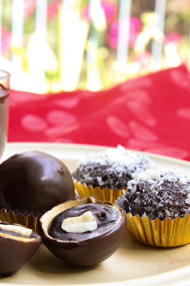 Шоколадные круглые конфеты на белой тарелке 