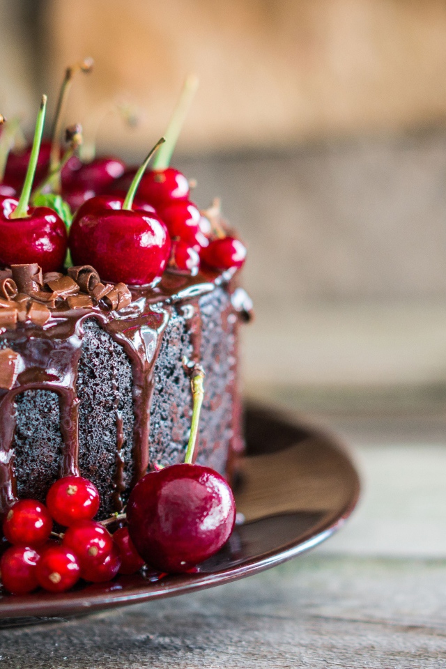 Шоколадный торт с ягодами вишни и красной смородины