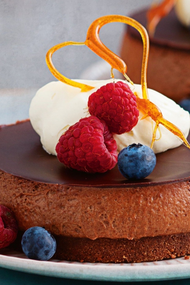 Шоколадное пирожное с ягодами клубники и черники