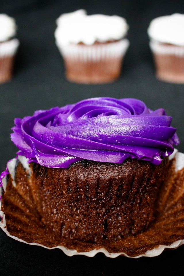 Шоколадный кекс с фиолетовым кремом