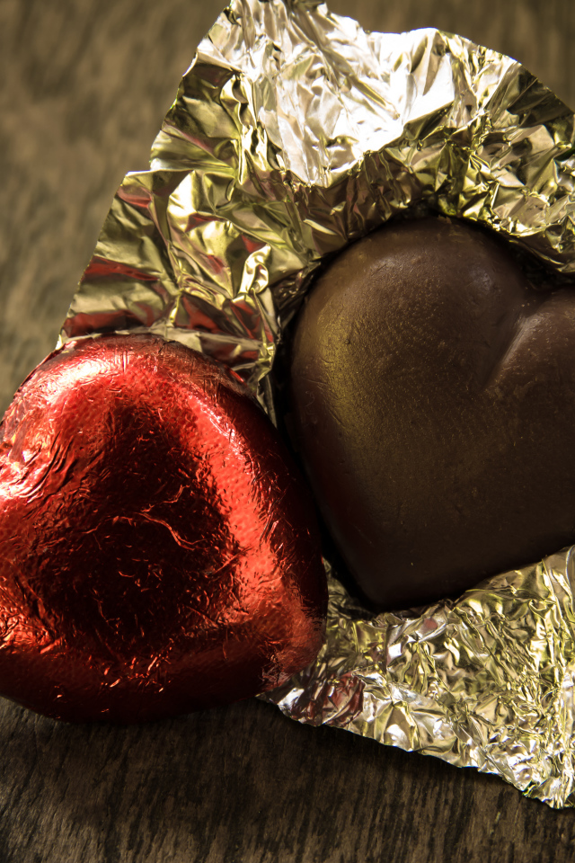 Шоколадные конфеты в форме сердца в блестящей фольге
