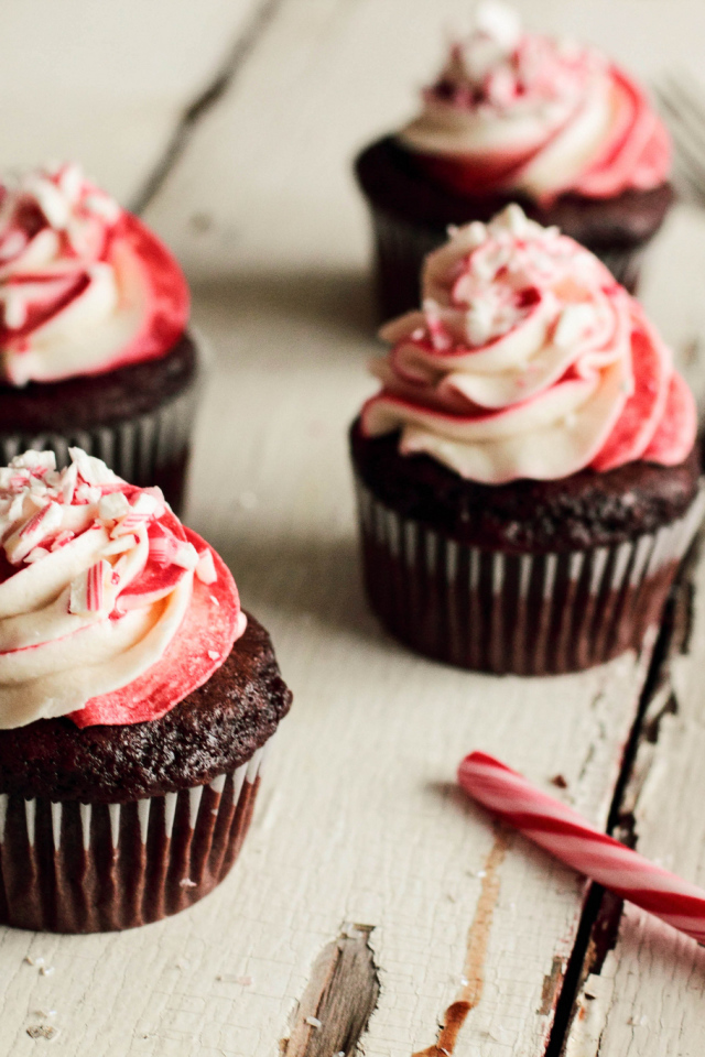 Шоколадные кексы с кремом на деревянном столе 