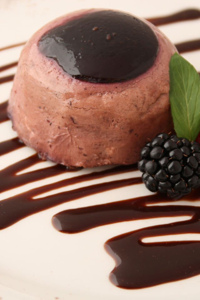 Шоколадный десерт с ягодами черники и малины