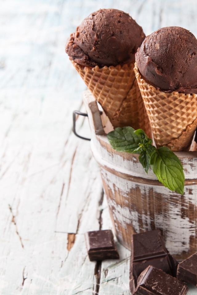 Шоколадное мороженое в вафельном рожке