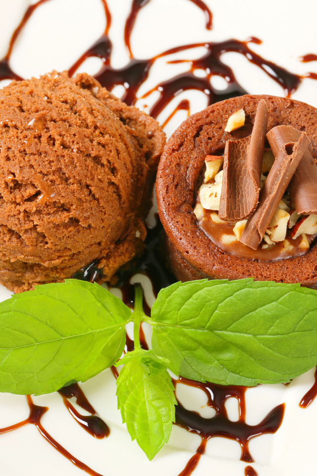 Шоколадное мороженое с кексом на тарелке