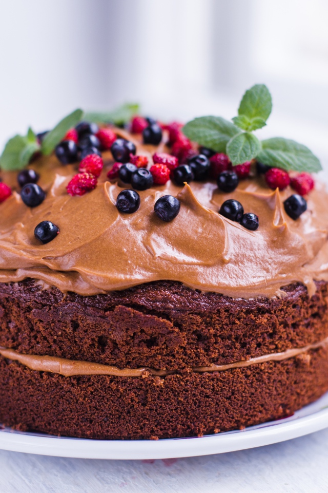 Шоколадный пирог с кремом и ягодами