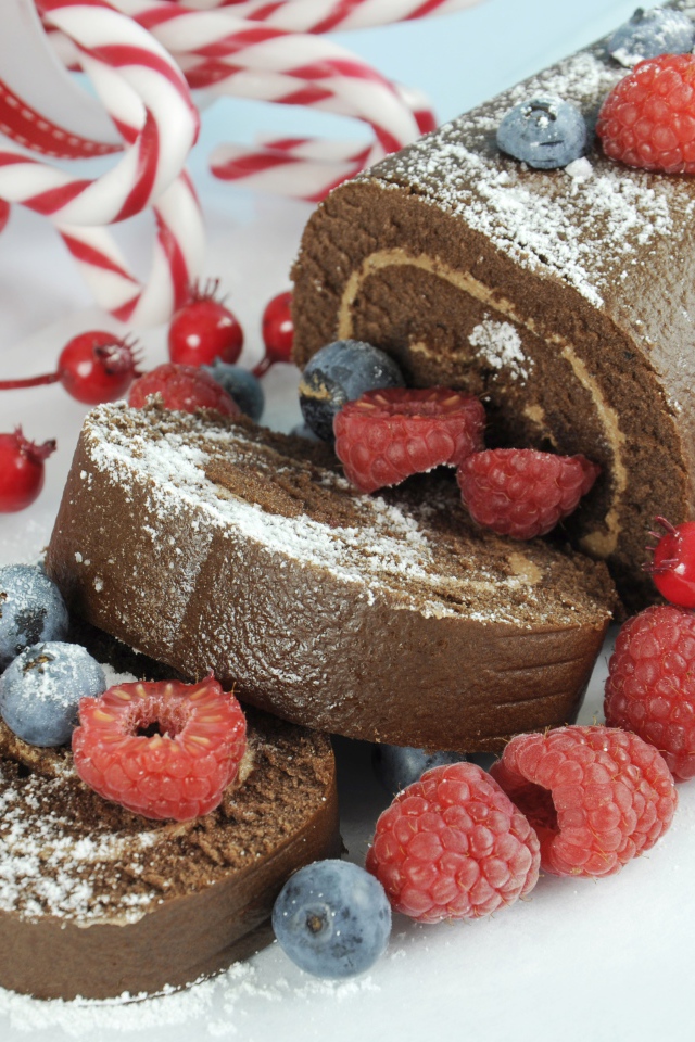 Шоколадный рулет с ягодами малины и черники