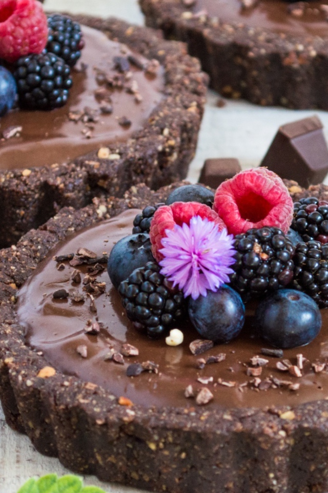 Шоколадное сладкое пирожное с ягодами