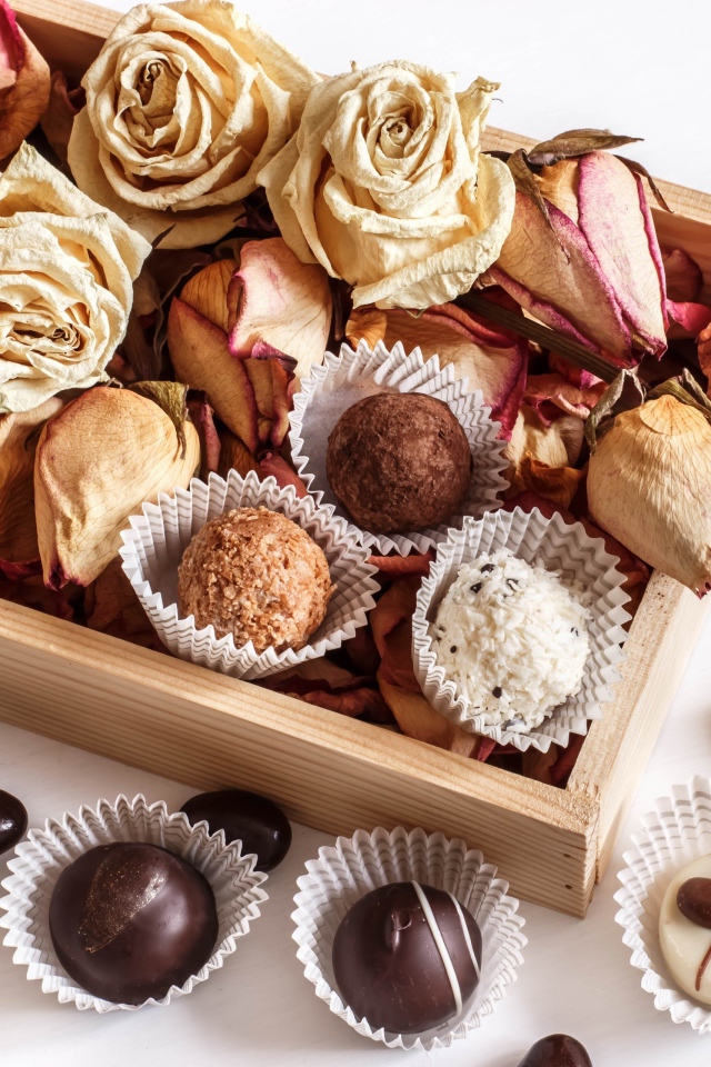 Шоколадные конфеты с сухими розами в коробке 