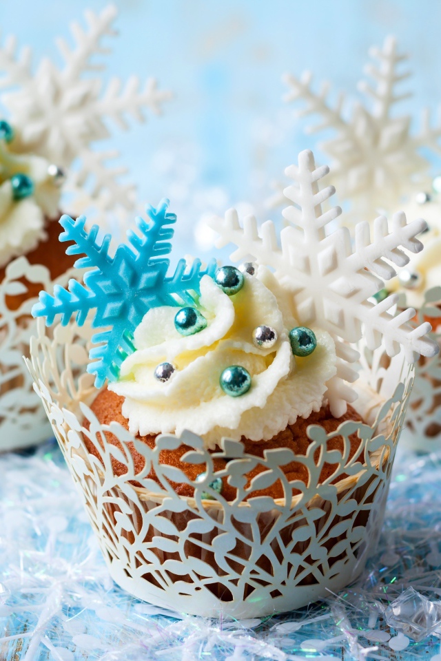 Новогодние капкейки со снежинками и бусинами