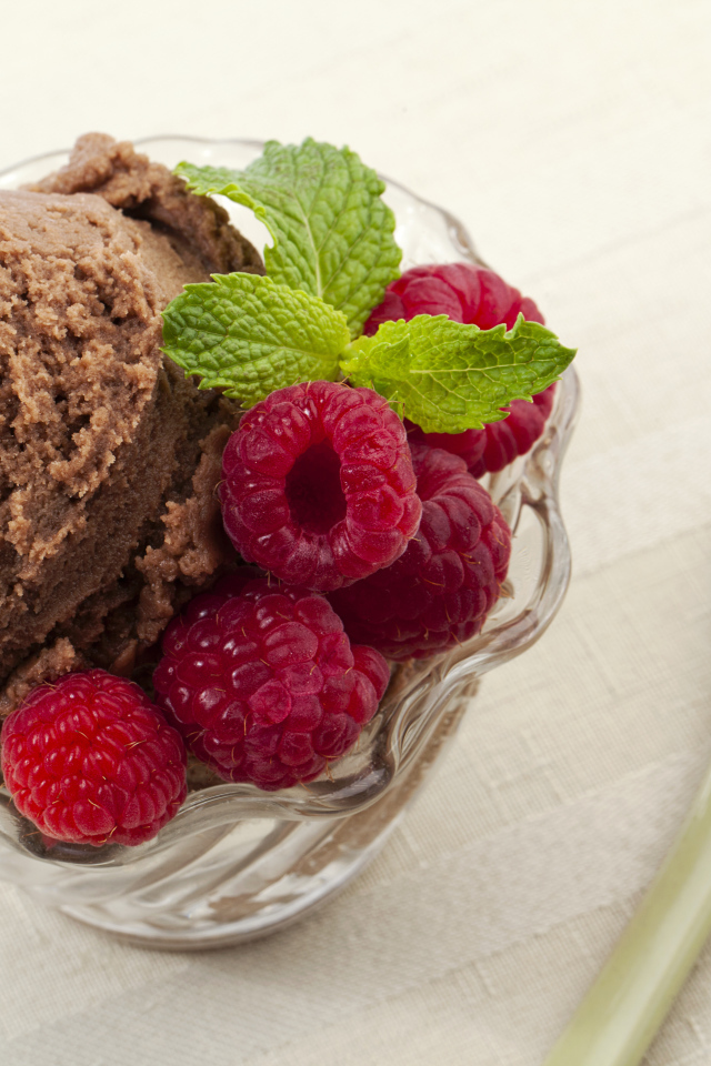 Кофейное мороженое в креманке со свежей малиной