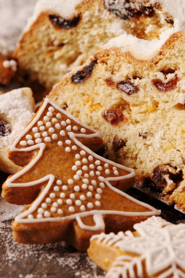 Печенье в форме елок на столе с кексом с сухофруктами