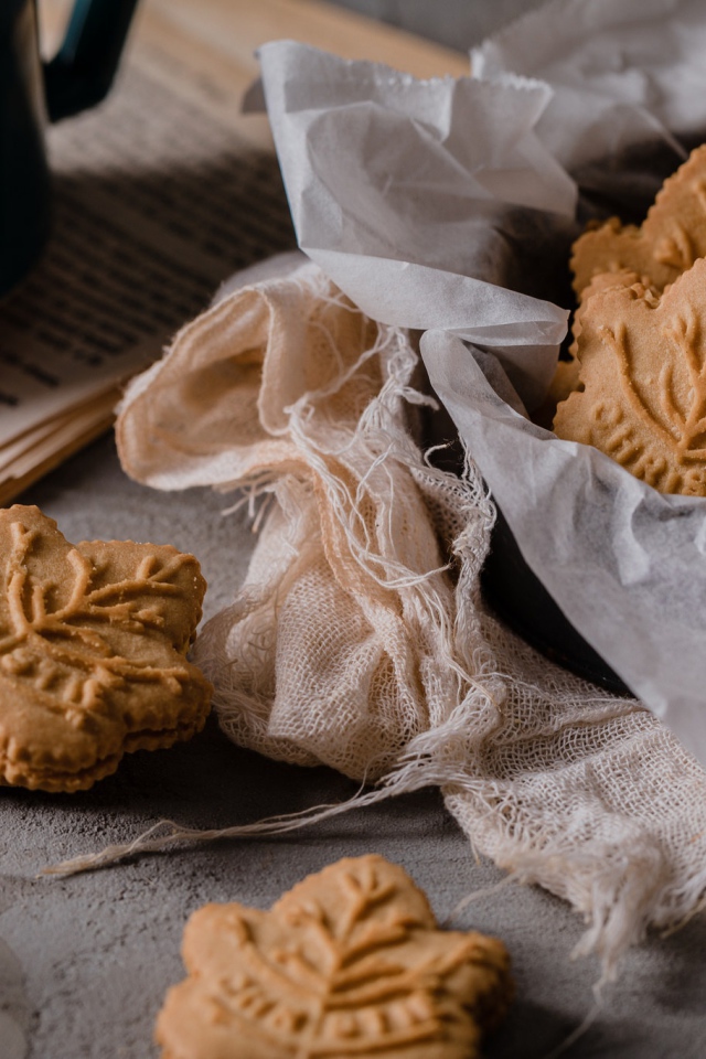 Печенье в форме листьев на столе 