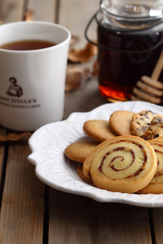 Печенье на тарелке на столе с чаем и вареньем 