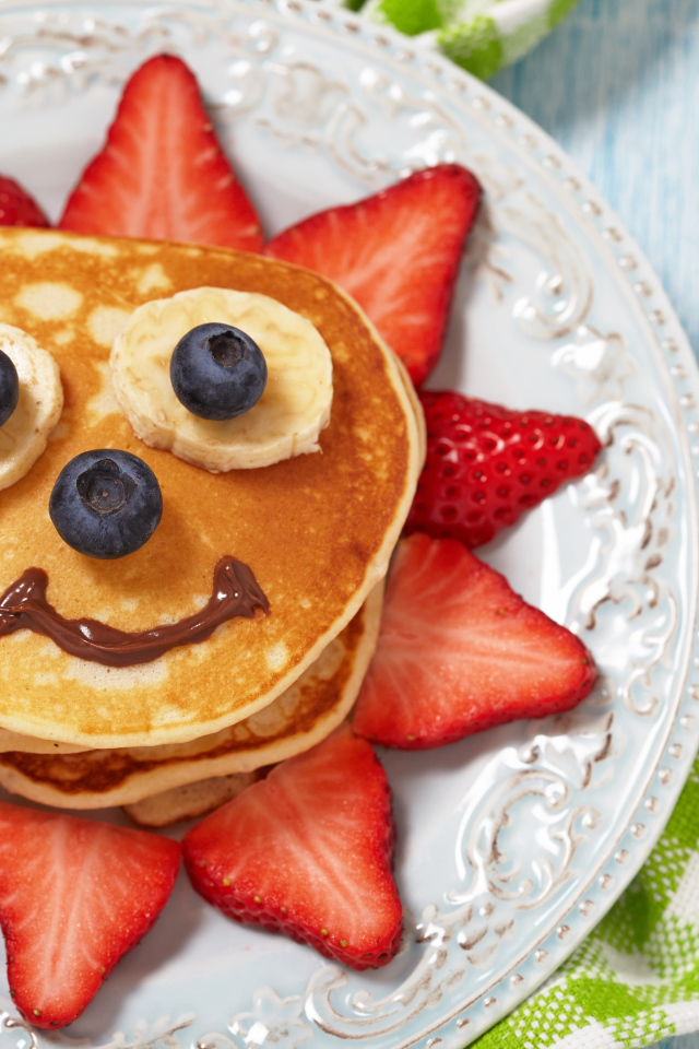 Креативное украшение детского блюда из клубники и оладиков