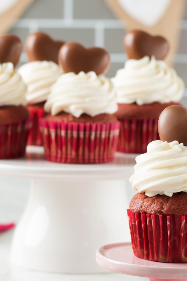 Кекс со сливками и шоколадным сердечком