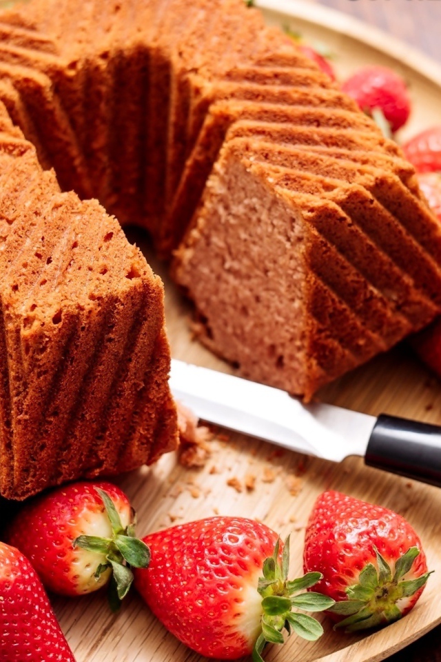 Кекс со свежей клубникой на тарелке