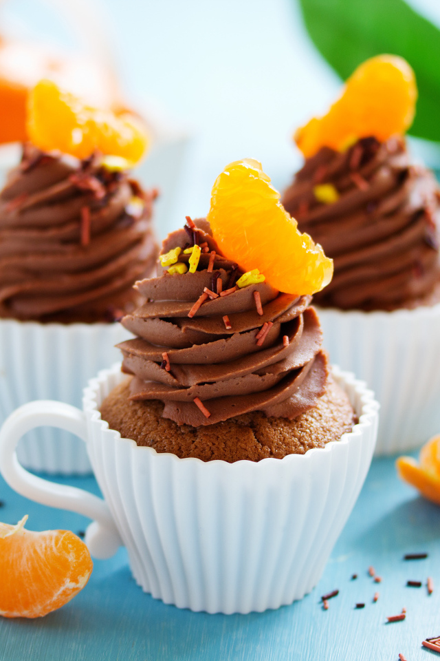 Капкейки с шоколадным кремом и кусочками мандарина