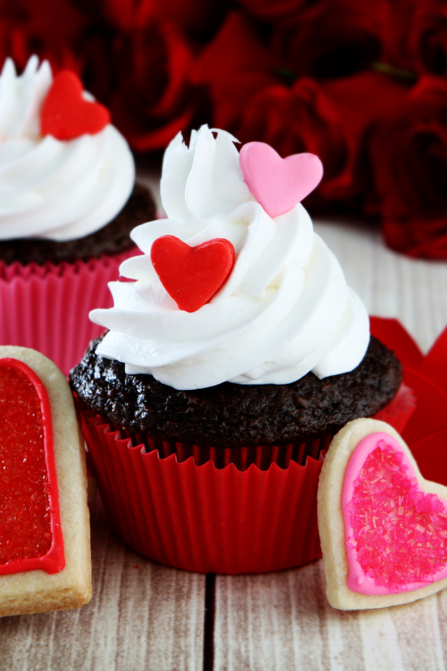 Капкейки с кремом и печенье в форме сердечек на столе