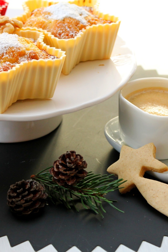 Кексы с сахарной пудрой на столе с кофе