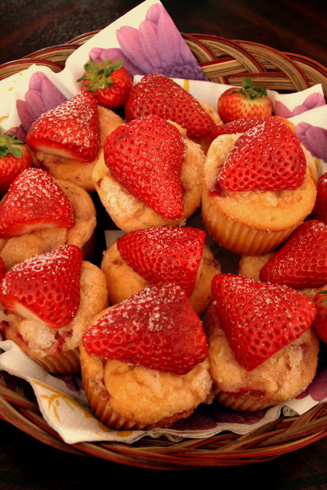 Кексы с клубникой в корзинке