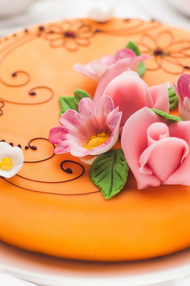 Нежный торт с розовыми цветами 