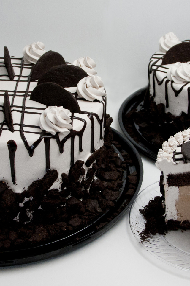 Вкусное пирожное с шоколадным печеньем  