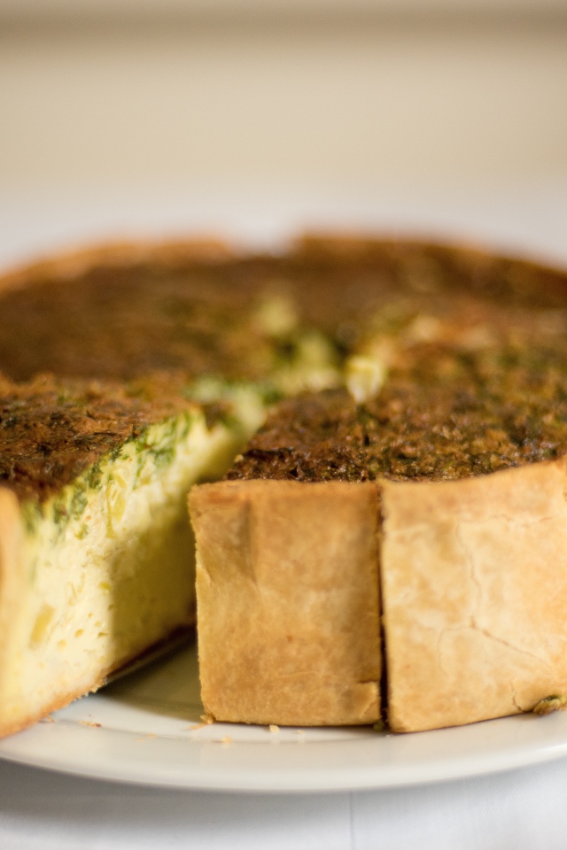 Вкусный пирог на большой белой тарелке 