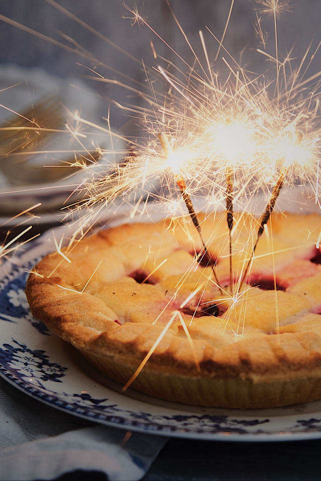 Аппетитный пирог с зажженными бенгальскими огнями