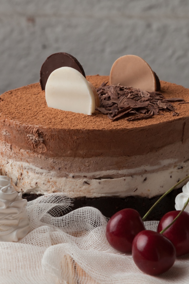 Вкусный торт с меренгой и вишнями