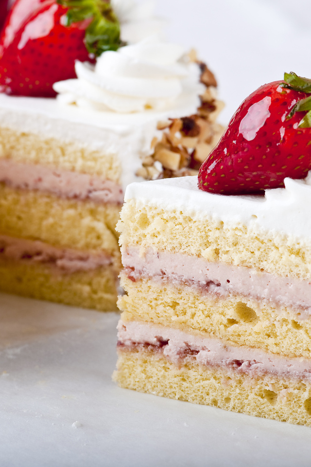 Аппетитный торт с арахисом и клубникой 