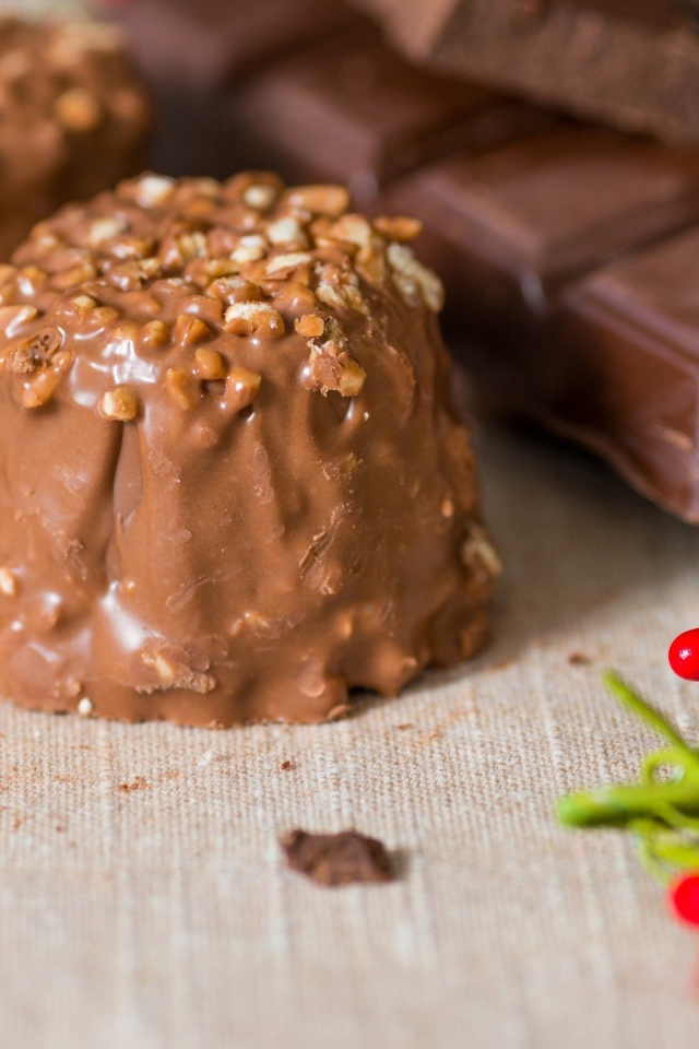 Вкусные шоколадные конфеты с орехами на столе 