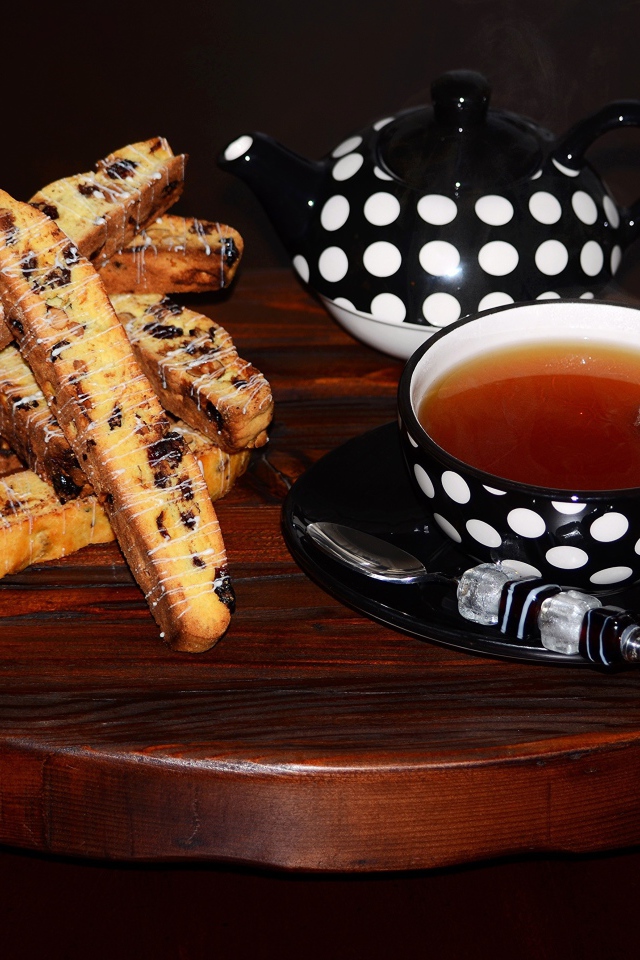 Вкусное печенье с орехами на столе с чашкой чая