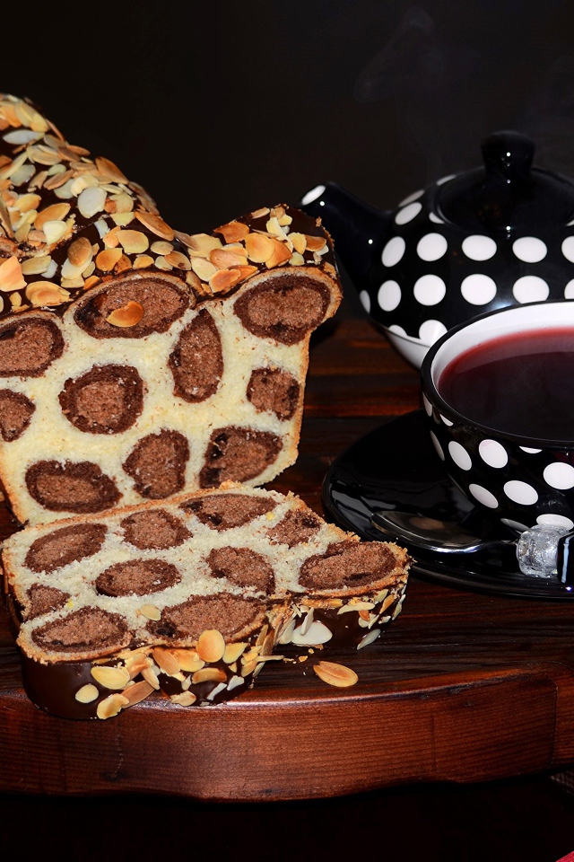 Вкусный леопардовый торт на столе с чашкой чая
